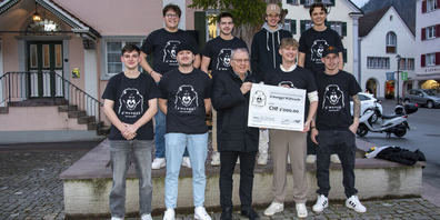 Freude auf beiden Seiten: Checkübergabe vom Melser Verein «d’Munggä» an Andreas Hildebrand von der Winterhilfe St. Gallen.