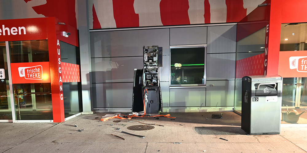 Bild der Verwüstung: Unbekannte sprengen einen Geldautomaten auf der Autobahnraststätte bei Sevelen.