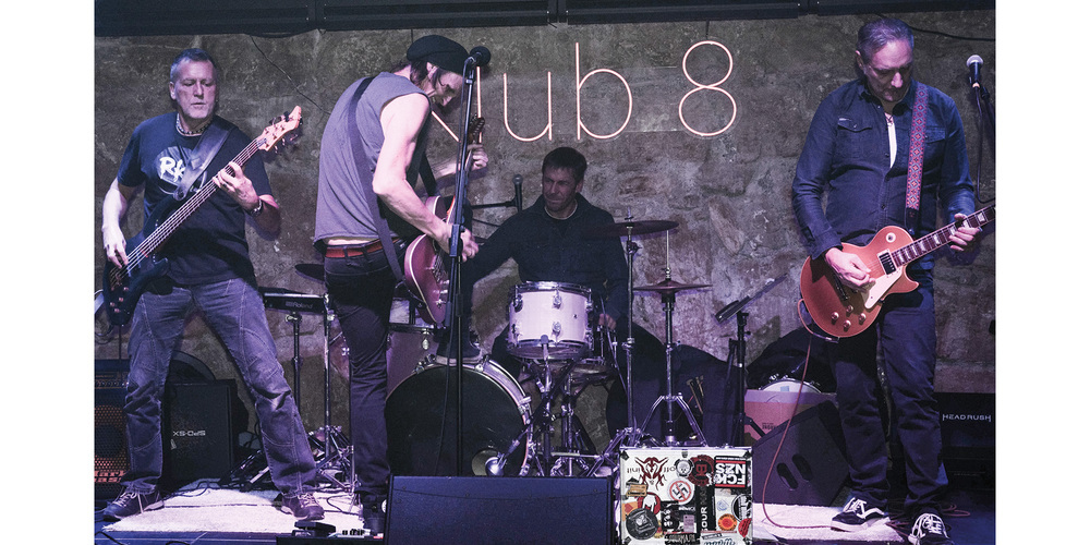 Markus Frank am Bass, Bandleader, Sänger und Gitarrist Michael Brauch, Schlagzeuger Felix Baumann und Andreas Rossatti (v.l.) an der Leadgitarre sorgen für ein stimmungsgewaltiges Opening an der Spaceskalaktion II.