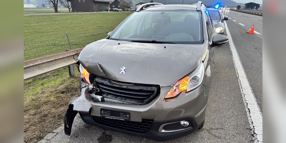 Der Lenker dieses Autos konnte nicht mehr rechtzeitig anhalten und er fuhr auf, als ein Auto vor ihm wegen hohem Verkehr stoppen musste.