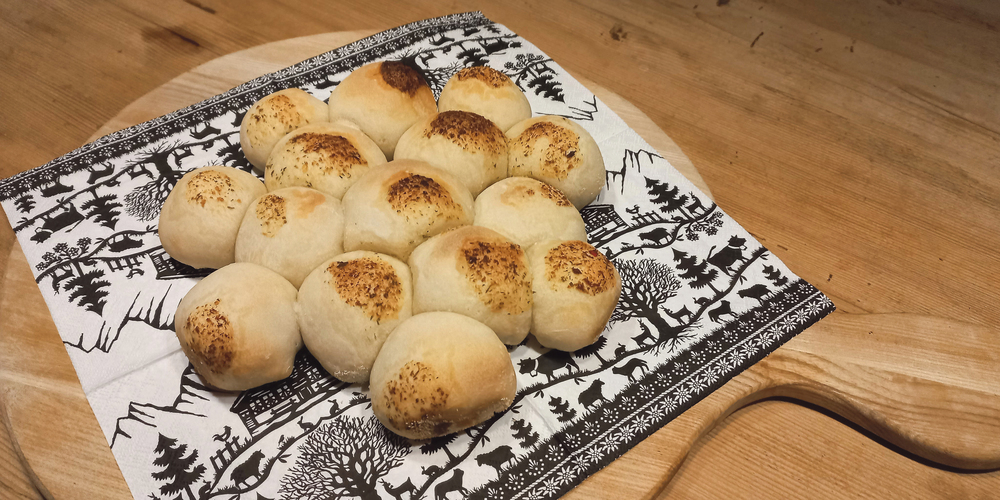 Übrigens kann auch einfach die Menge der Zutaten verdoppelt werden damit mehr Personen vom feinen Brot geniessen können. In diesem Fall gleich das Backblech anstelle der Springform nutzen.
