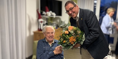 Stadtpräsident Wolfgang Giella gratulierte dem Jubilar persönlich und überbrachte die besten Wünsche der Stadt Gossau.