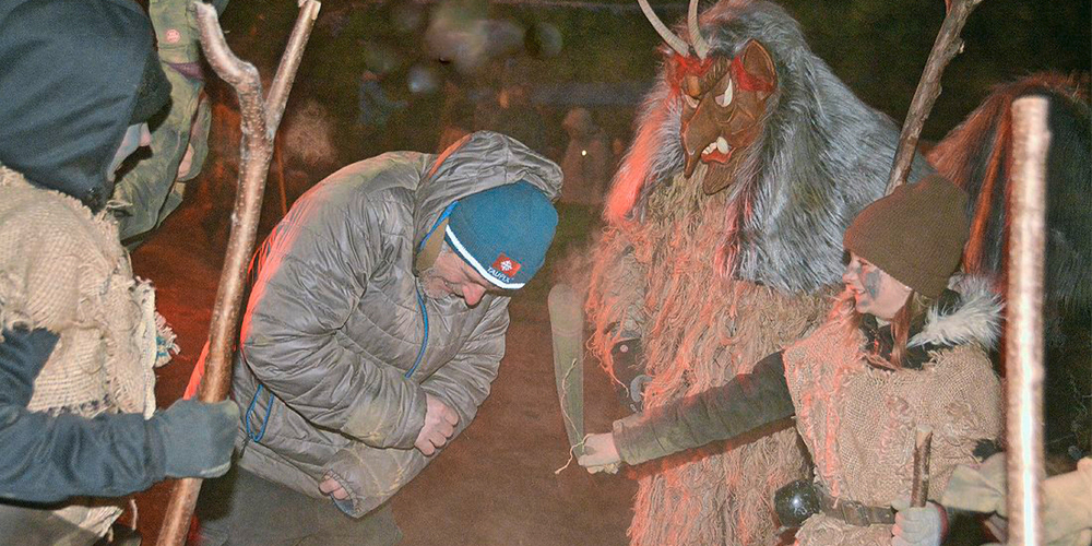 «Chloschter Rätschata»: Ein Zuschauer wird mit Asche eingestäubt.