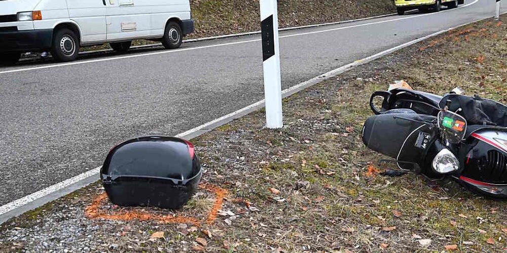 Beim einem Selbstunfall hat sich ein 62-jähriger Rollerfahrer so schwer verletzt, dass er am Montag im Spital starb.
