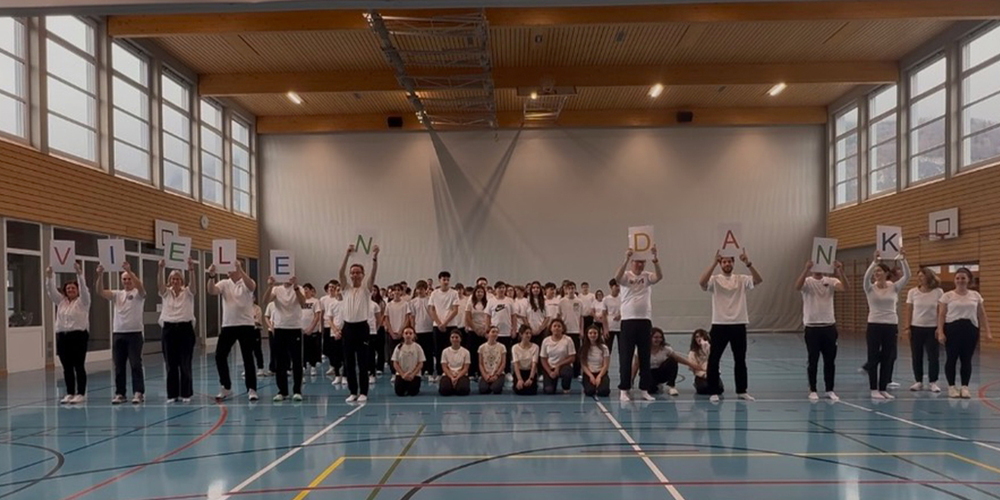 Getanzter Abschied: Die Hip-Hop-Überraschung ist gelungen. Unter der Leitung von Jael Bless üben Lehrkräfte und Jugendliche eine gemeinsame Choreografie ein.