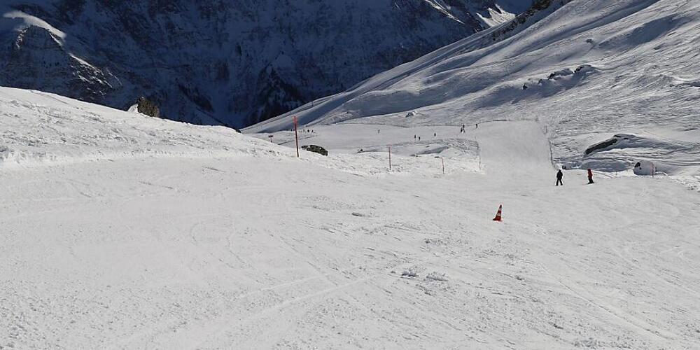 Eine 59-jährige Skifahrerin ist am Dienstagmittag bei einer Kollision mit einem Unbekannten im Schneesportgebiet Elm verletzt worden.