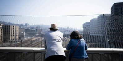 Zwei Personen blicken über die Stadt Zürich. Ende 2024 erreichte die Bevölkerung einen neuen Höchststand.