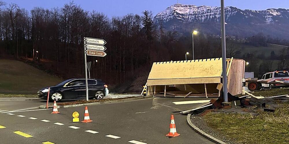 Das Holzhaus blockierte die Artherstrasse rund eine Stunde lang.