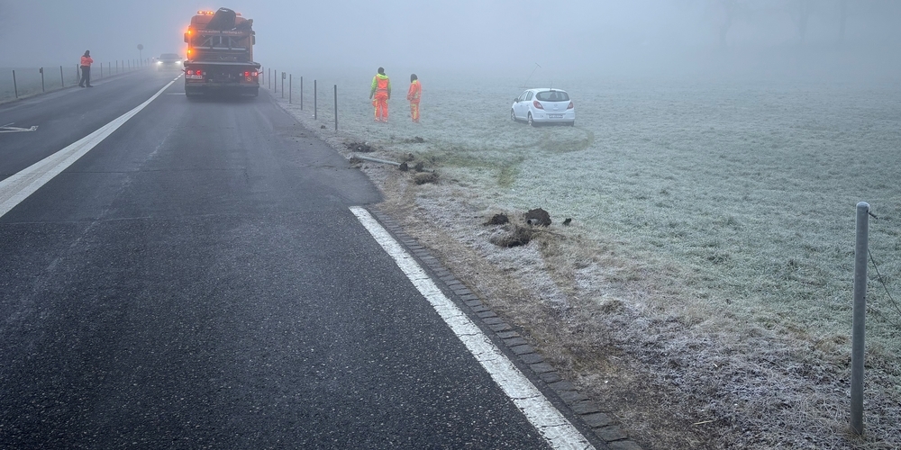 In Bilten verlor eine Lenkerin in einer Linkskurve die Kontrolle über ihr Auto, kollidierte mit Metallpfosten und landete auf der Wiese.