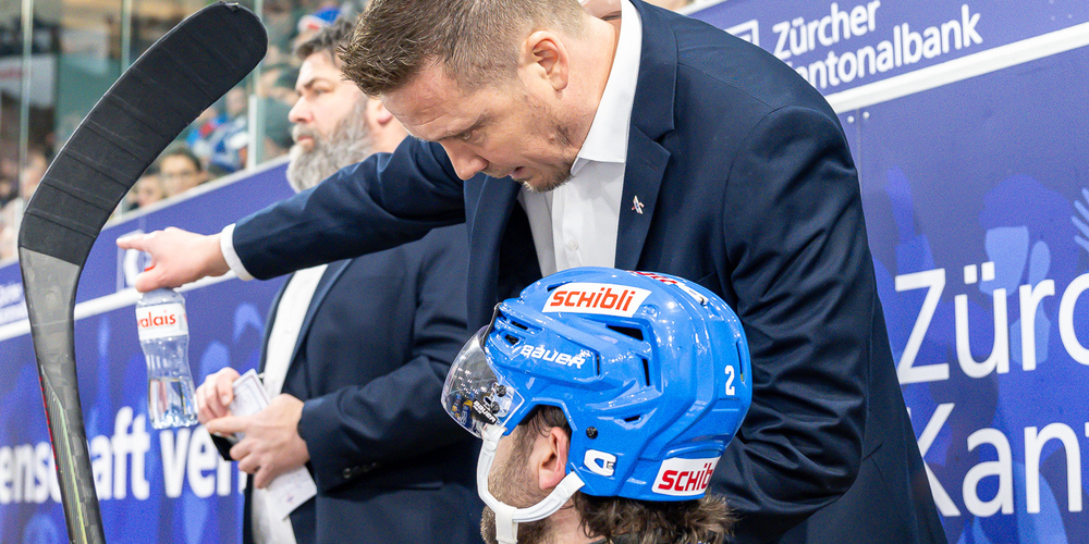  EHC Kloten Headcoarch Lauri Marjamäki beim aktiven Coachen 