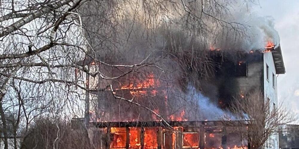 Ein Teil des Gebäudes musste mit einem Kran abgetragen werden, weil der Dachstock einzustürzen drohte.