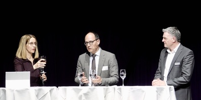 Sabine Bianchi im Podiumsgespräch mit Regierungsrat Marc Mächler (m.) und René Walser (r.)