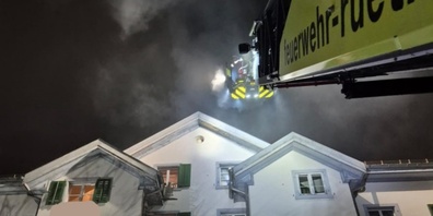 Die Feuerwehr Rüti wurde zur Unterstützung bei einem Brand in einem Mehrfamilienhaus in Wald alarmiert.