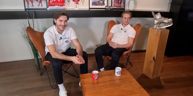 Die beiden Schweizer Lakers-Stürmer Valentin Hofer (l.) und Jonas Taibel duellieren sich im Schlaumeier-Quiz.