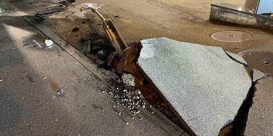Die Parkverbotstafel wurde samt Verankerung aus dem Boden gerissen.