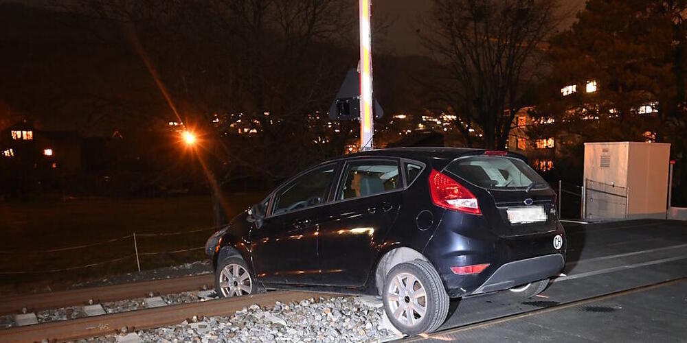 Ein Autofahrer geriet am Donnerstagabend mit seinem Fahrzeug in Buchs auf die Bahngleise.