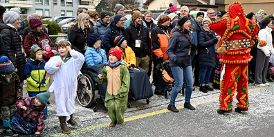 Ausgelassene Stimmung am grossen Umzug am Sonntag in Siebnen.