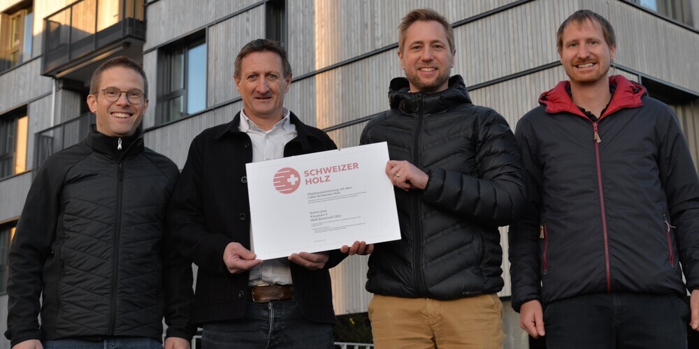 Auf dem Foto von links nach rechts: Jan Büchel, Projektleiter Formateam, Hans Städler, Verwaltungsratspräsident Solino, Ralph Rütsche, Geschäftsleiter Solino, Damian Büsser, Holzbauplan Toggenburg