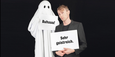 In «Jenseitig» nimmt sich OHNE ROLF grosser Fragen an. Mit seinen Plakaten werden urmenschliche Themen zu leichtgeblätterter, absurder Komik.