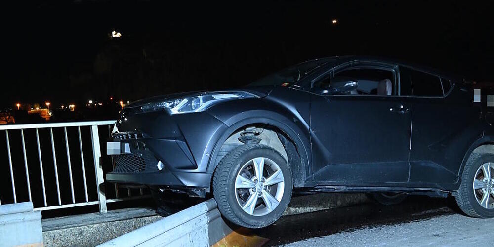 Ein angetrunkener Senior verursachte in der Nacht auf Samstag in Flums einen Selbstunfall.