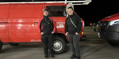 Claudia Frick, Kommandantin der Feuerwehr Urnäsch (links), mit der glücklichen neuen Besitzerin des versteigerten Feuerwehrbusses.