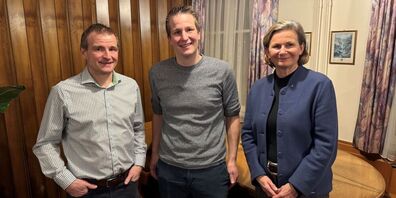 Präsident Chläus Länzlinger mit neuem Parteileitungsmitglied David Lang und Referentin Monika Scherrer