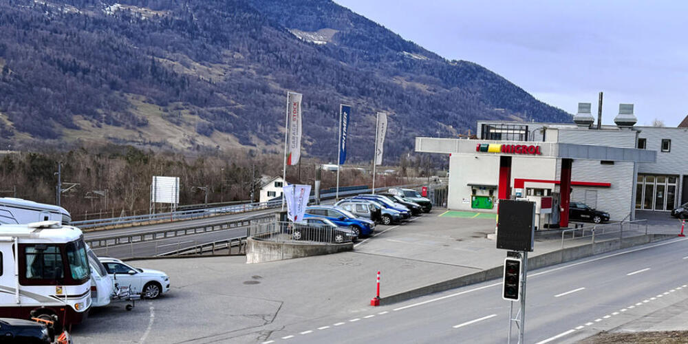 Mit dieser Anlage am südlichen Ortseingang von Zizers GR wollen die Behörden wichtige Daten zur Verkehrssteuerung sammeln und so langfristig den Ausweichverkehr in den Griff bekommen.