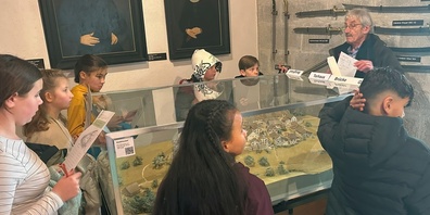 Der ehemalige Primalehrer Franz Fuchs zeigte den Kindern das Modell der Burg von 1750.
