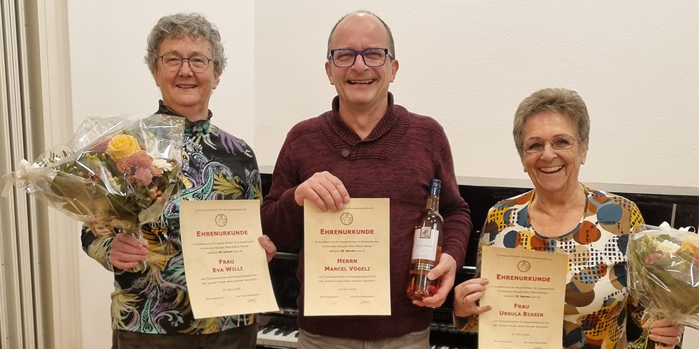 Seit 40 beziehungsweise 20 Jahren beim reformierten Kirchenchor mit dabei: Eva Willi, Marcel Vögeli und Ursula Biasin (von links).