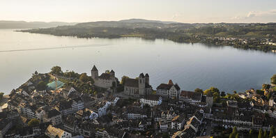 In Rapperswil-Jona wurden Abstimmungsunterlagen an 375 nichtstimmberechtigte Personen verschickt. Im Bild der Blick über die Altstadt auf den Zürichsee
