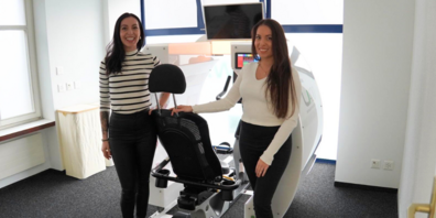 Die Schwestern Sabrina und Rivana Giuliano an der Eröffnung der Geoway-Geräte.