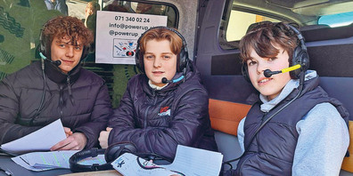 Ein junges Grüscher Moderatorenteam – kurz vor Sendebeginn.