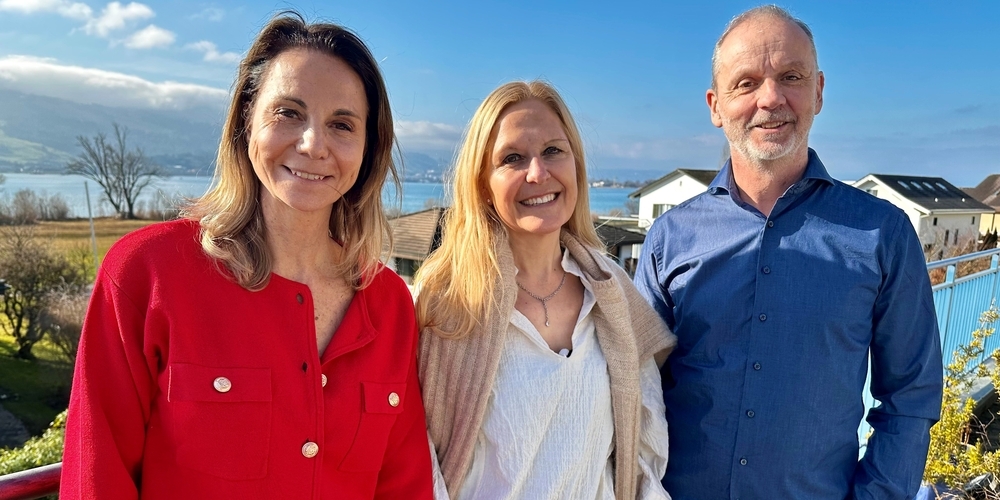 Stadtpräsidentin Barbara Dillier (2.v.l.) freut sich auf die Doppelbesetzung der Fachstelle Kommunikation mit Regula Späni (1.v.l.) und Stefan Bürer.