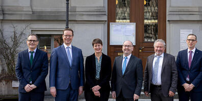 Der neu gewählte Christian Marti (2. v.l) übernimmt das Departement des abtretenden Regierungsrat Andrea Bettiga (3.v.r). Ansonsten gibt es keine Rochaden in der Glarner Kantonsregierung.