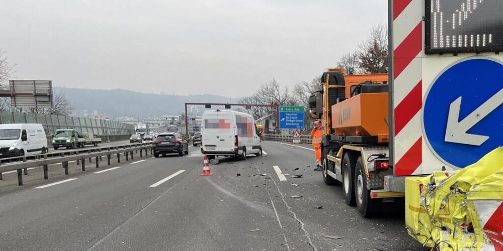 Ein Lieferwagen ist am Montagvormittag auf der A1 in ein Baustellenfahrzeug gekracht. Verletzt wurde niemand.