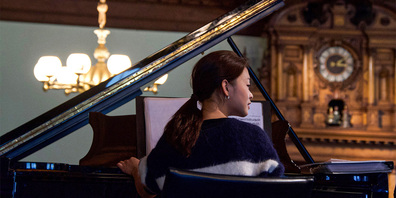 Pianistin Lam Kit Li, versunken in den Klängen des Flügels, während den Meisterkursen 2025.