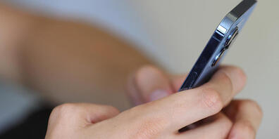 Jugendliche sollen an den Schulen nicht von ihrem privaten Smartphone abgelenkt werden. Kantonale Vorgaben wird es dazu in Schwyz aber nicht geben. (Symbolbild)