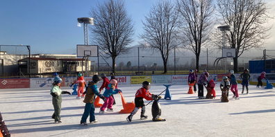 Spass auf kalten Kufen: Die Kinder geniessen das Sarganser Eisfeld.