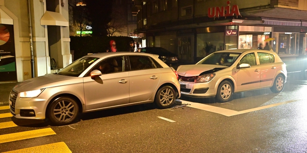Beim Auffahrunfall erlitt die Beifahrerin des vorderen Autos eher leichte Verletzungen und wurde vom Rettungsdienst ins Spital gebracht.