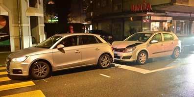 Beim Auffahrunfall erlitt die Beifahrerin des vorderen Autos eher leichte Verletzungen und wurde vom Rettungsdienst ins Spital gebracht.