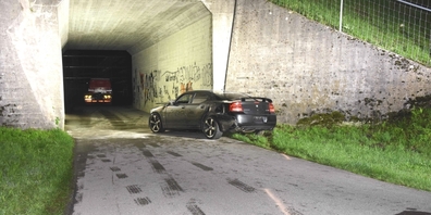 Der Fahrer erlitt durch den Aufprall gegen die Mauer leichte Verletzungen. Sein Führerausweis wurde sofort eingezogen.