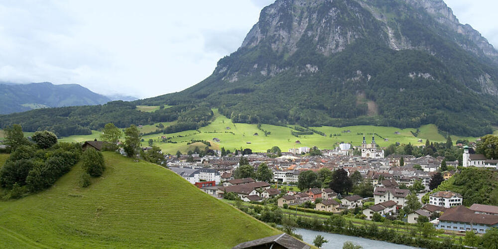 Ausländerinnen und Ausländer werden am Fuss des Glärnisch in Glarus weiterhin nicht wählen und abstimmen dürfen. (Archivbild)