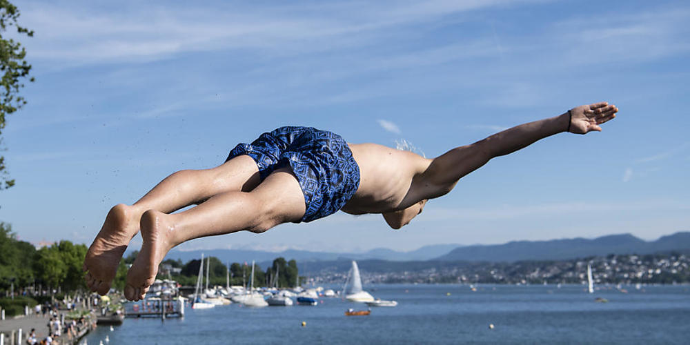 Hitze, viel Sonne und Baden: Am Samstag kurz vor Mitternacht  beginnt für die Meteorologen der Sommer. (Symbolbild)