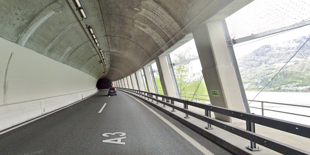 Seestrecke der Autobahn A3 in Fahrtrichtung Zürich vor dem Portal des Tunnels Ofenegg. (Archivbild)