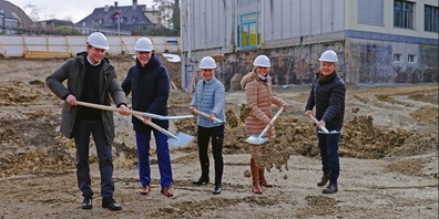 Tag der Freude: Kantonsbaumeister Roland Ledergerber, Regierungsrat Dominik Diezi, Chef des Departementes für Bau und Umwelt, Regierungsrätin Denise Neuweiler, Chefin des Departementes für Erziehung und Kultur, Chantal Roth, Rektorin der Kantonsschule Frauenfeld, und Architekt Brian Bear greifen im Rahmen des offiziellen Spatenstichs für den Ergänzungsbau der Kantonsschule Frauenfeld zur Schaufel.