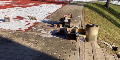 Die Feuerwerk-Abfälle wurden von der Täterschaft auf der Schulanlage liegengelassen.