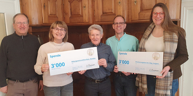 Der Vorstand und die Begünstigten bei der Checkübergabe: Franz Müller, Sandra Büsser,  Ignaz Hidber (Ewe-Retu), Markus Roth (Der Weg) und Barbara Wickli (von links).
