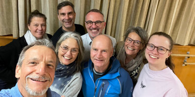 V.l.n.r vorne: Alex Facchinetti, Barbara Hohl, Dani Stöckli, Anya Filisetti. V.l.n.r hinten: Susi Soltermann, Sven Flütsch, Ruedi Hösli, Sabina Häusler. Nicht auf dem Bild: Reto Graf, und Karin Christen – Regieassistentin/Requisiten.