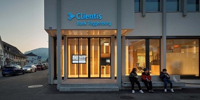 In der modernisierten Geschäftsstelle der Clientis Bank Toggenburg AG in Bazenheid ist wie am Hauptsitz in Kirchberg Holz das dominierende Element.