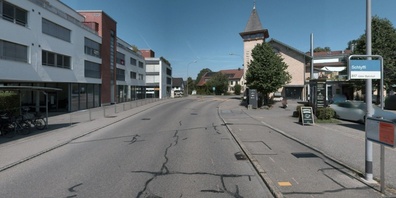 Die Strasse durch Niederuster mit der markanten Schliiffi muss saniert werden. Gleichzeitig wird die Sicherheit für den Fuss- und Veloverkehr verbessert.